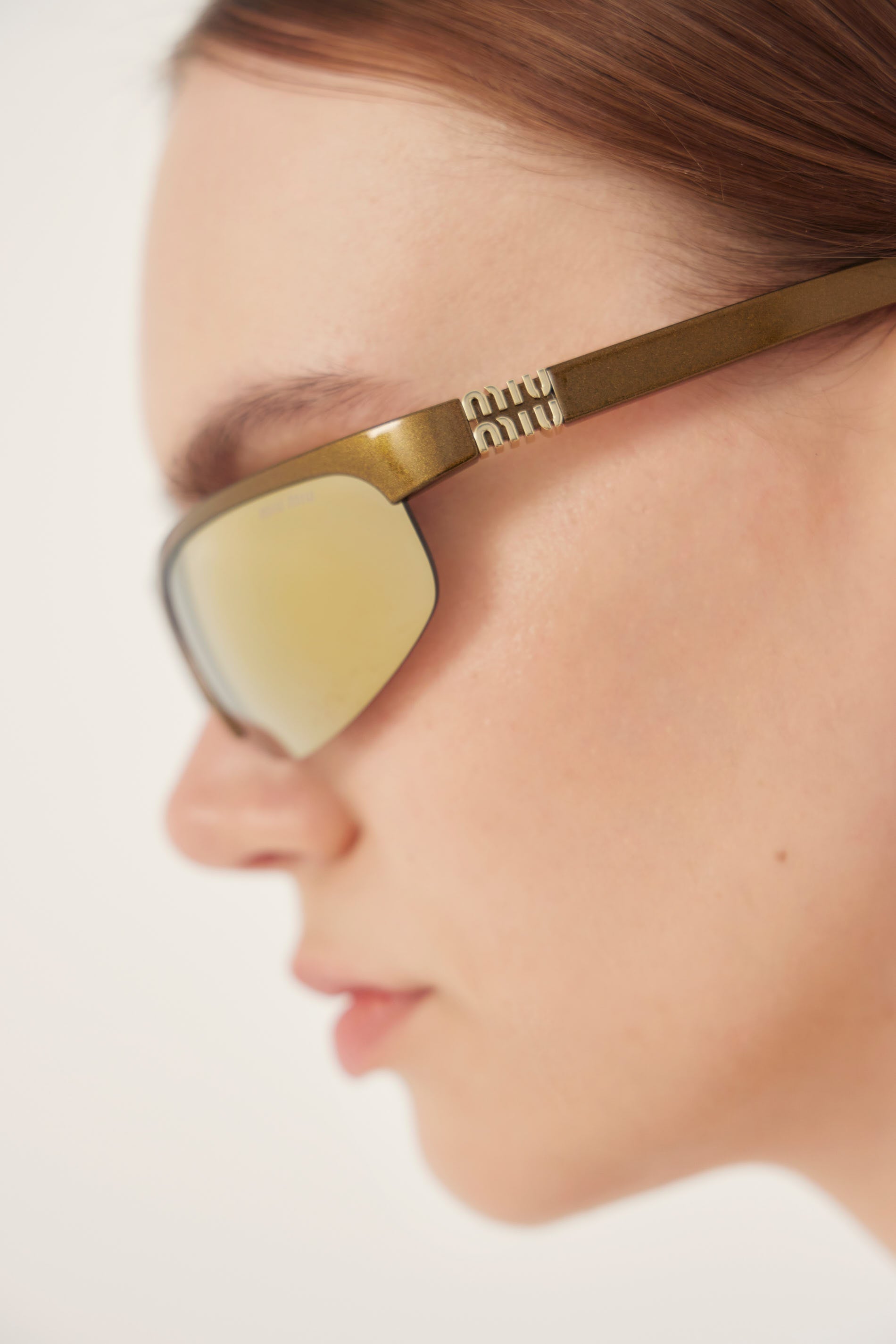 Gafas de sol Miu Miu marrones y doradas 0MU A02S 16Y8G1